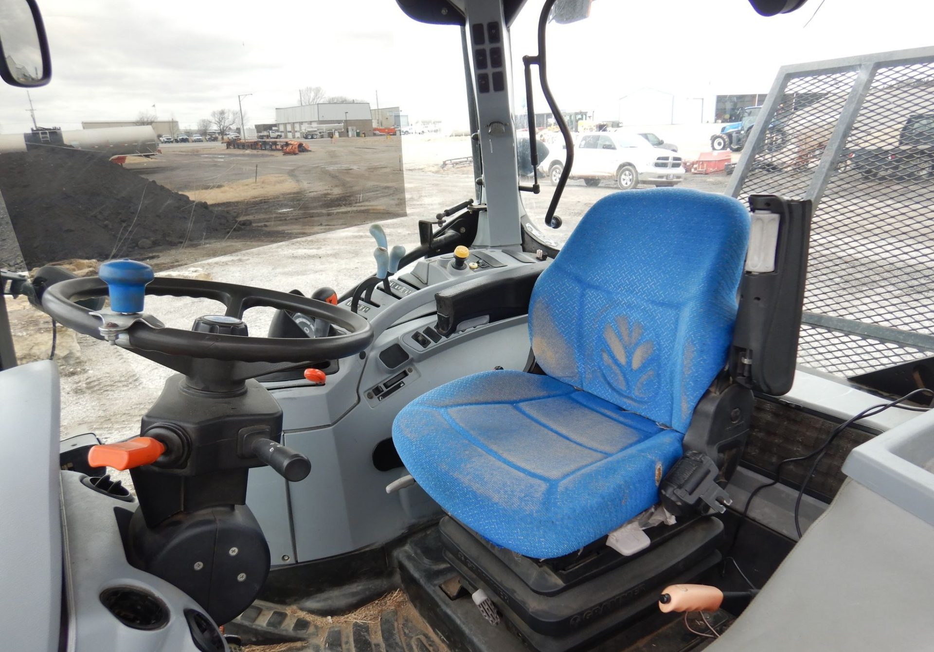 2009 New Holland T6030 - photo 1