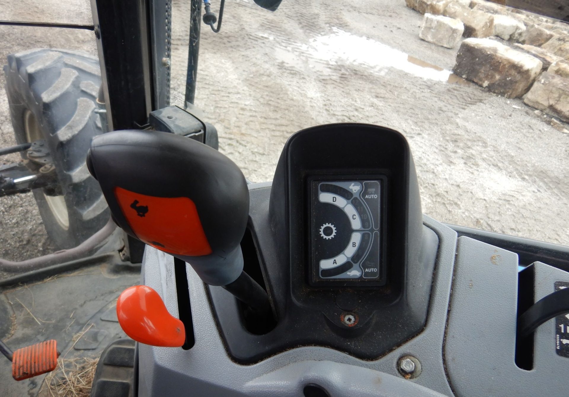 2009 New Holland T6030 - photo 1