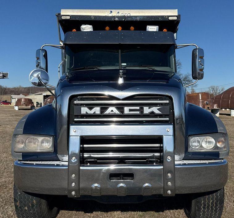 2019 Mack Granite GR64F - photo 1