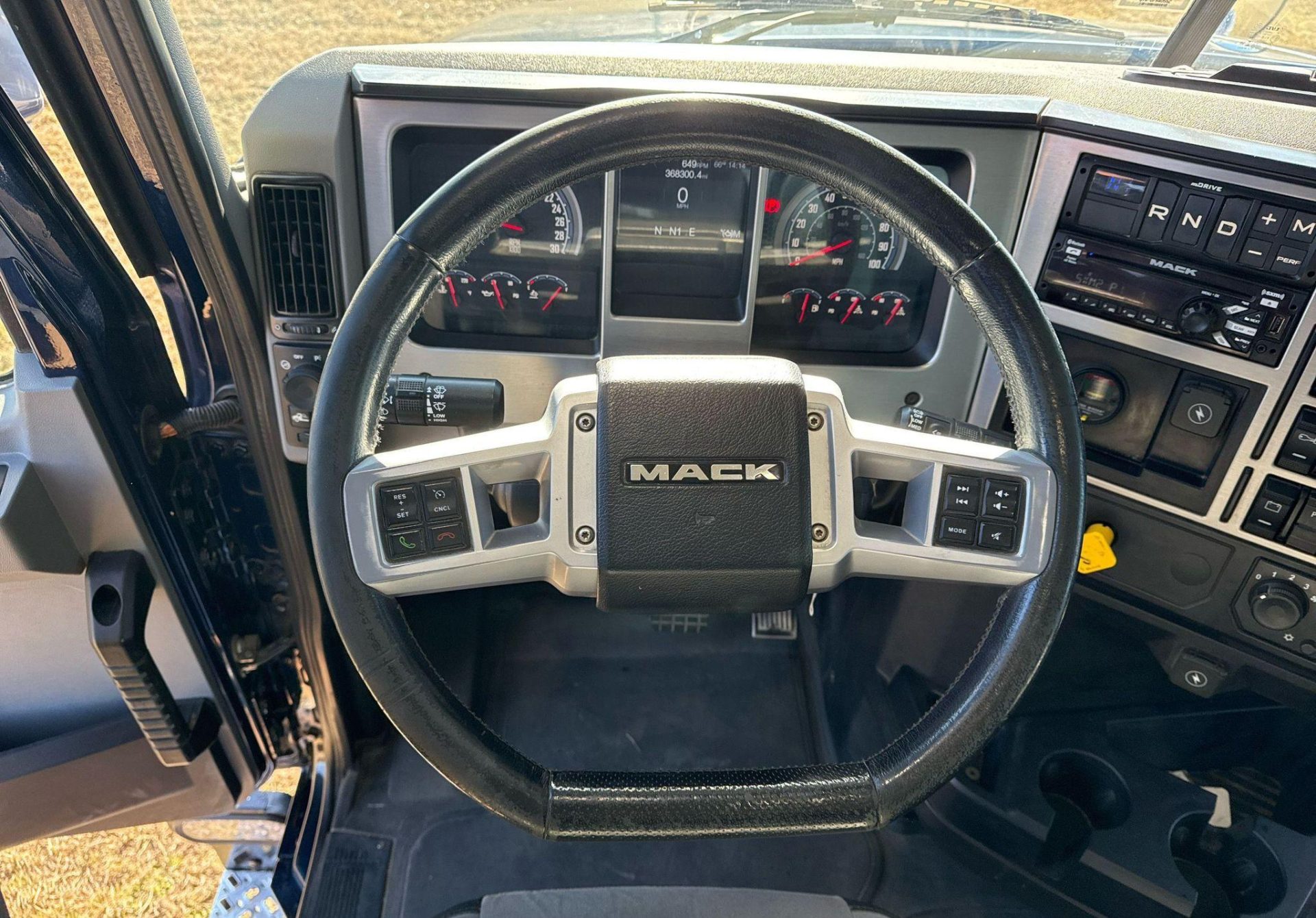 2019 Mack Granite GR64F - photo 1