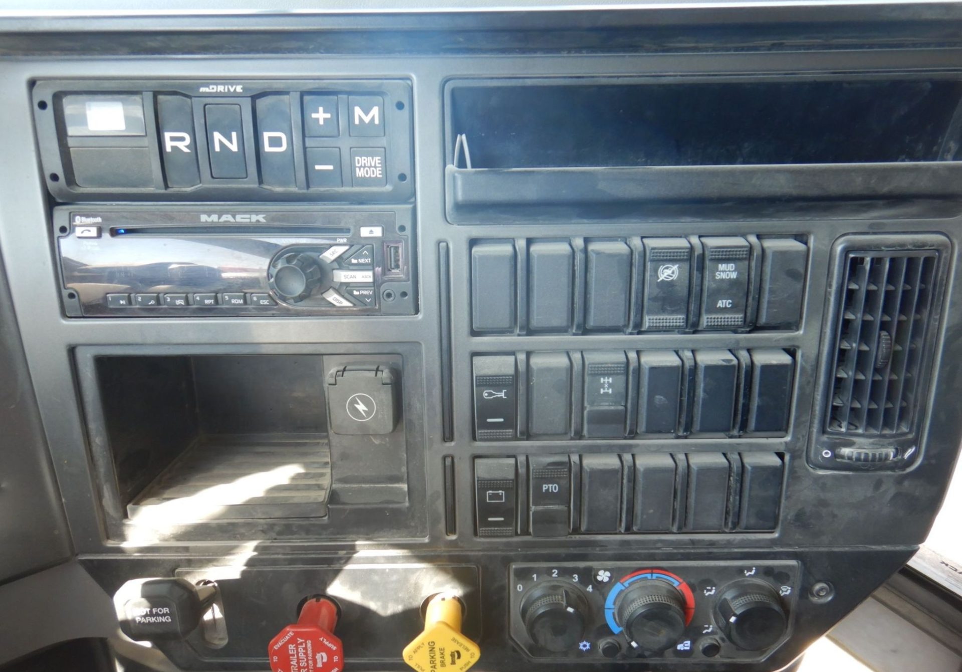 2021 Mack Granite GR64F - photo 1