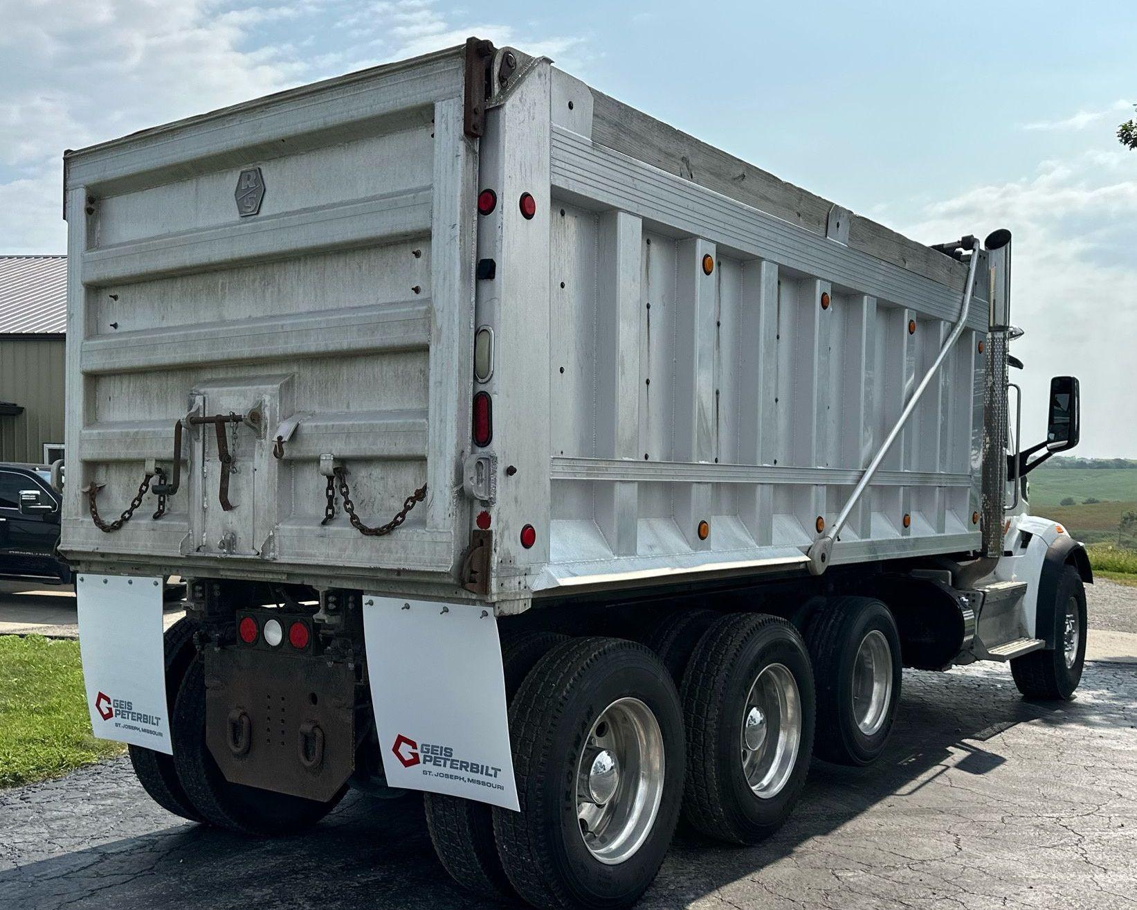 2015 Peterbilt 567 - photo 1